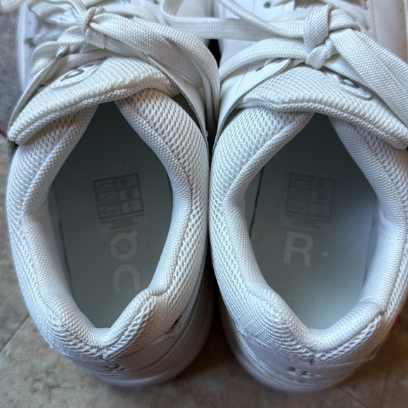 On Women's The Roger Advantage Sneakers - Picture 8 of 8